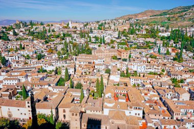Granada, İspanya. Klasik beyaz evleri ve kiremitli çatıları olan büyüleyici şehir manzarası Alhambra Sarayı 'nın panoramik manzarasından Granada' nın mirasını sergiliyor.