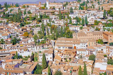 Granada, İspanya. Granada, İspanya 'nın Albaicin bölgesindeki geleneksel beyaz evlerin ve kiremitli çatıların manzarası. Arka planda Alhambra Sarayı var.