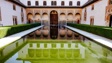 Granada 'daki Alhambra Sarayı. İspanya 'nın Granada' daki Alhambra 'daki sakin avlu havuzu İspanya' nın dekoratif moor mimarisini yansıtıyor.