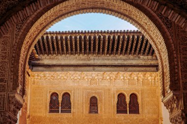 Granada 'daki Alhambra Sarayı. İspanya, Granada 'daki Alhambra Sarayı' nın mimari detayları. İspanya. Karmaşık bir kemer. Duvarları süsleyin. Ve kiremitli çatı