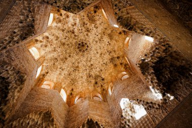 Alhambra Sarayı, Granada, İspanya. Güneş ışığı, Granada, İspanya 'da Unesco' nun dünya mirası olan Alhambra Sarayı 'nın karmaşık moor mimarisini aydınlatıyor.