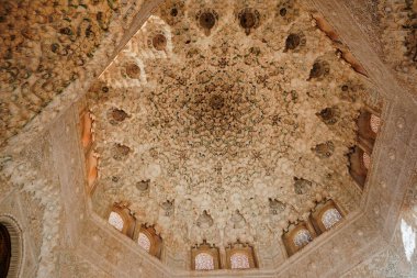 Alhambra Sarayı, Granada, İspanya. Granada, İspanya 'daki Alhambra Sarayı' nda ve kale kompleksinde ayrıntılı moorish sanat ve mimarisi sergileniyor.