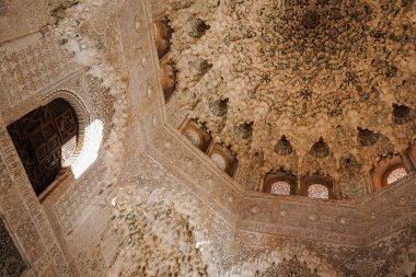 Alhambra Sarayı, Granada, İspanya. Güneş ışığı, Alhambra Sarayı 'nın içindeki karmaşık bozkır mimarisini aydınlatıyor. Unesco' nun dünya mirası alanında çarpıcı bir İslami sanat ve tasarım sergileniyor.