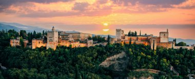 Alhambra Sarayı, Granada, İspanya. Granada, İspanya 'daki çarpıcı alhambra sarayı ve kale kompleksi batan güneşin sıcacık ışığında parlayarak nefes kesici bir manzara sunuyor.