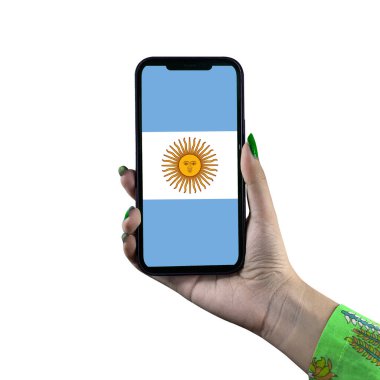 Arjantin Bayrağı, genç Asyalı kadın ya da kadın elinin akıllı telefonuyla sergileniyor. Modern cep telefonu teknolojisiyle vatanseverlik. Beyaz arkaplanda izole.