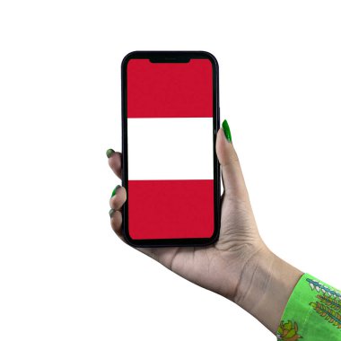Avusturya bayrağı, genç Asyalı kadın ya da kadın elinin akıllı telefonuyla sergileniyor. Modern cep telefonu teknolojisiyle vatanseverlik. Beyaz arkaplanda izole.