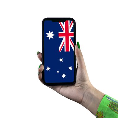 Genç Asyalı kadın ya da kadın elinin akıllı telefonuyla Avustralya bayrağı sergileniyor. Modern cep telefonu teknolojisiyle vatanseverlik. Beyaz arkaplanda izole.