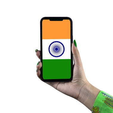 Genç Asyalı kadın ya da kadın elinin akıllı telefonuyla Hindistan bayrağı sergisi. Modern cep telefonu teknolojisiyle vatanseverlik. Beyaz arkaplanda izole.