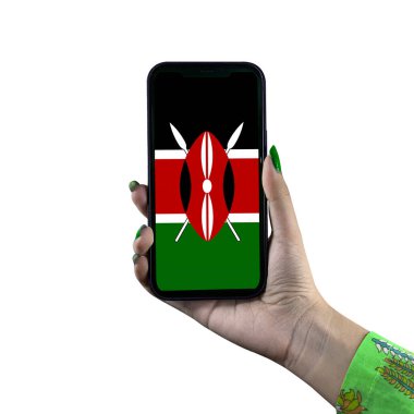 Kenya Bayrağı, genç bir Asyalı kadın ya da kadının elinde bulunan akıllı bir telefonda sergileniyor. Modern cep telefonu teknolojisiyle vatanseverlik. Beyaz bir arkaplanda izole edilmiş.