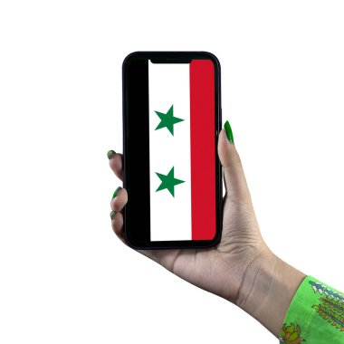 Suriye bayrağı, genç bir Asyalı kadın ya da kadının elinde bulunan akıllı bir telefonda sergileniyor. Beyaz bir arka planda izole edilmiş. Modern cep telefonu teknolojisiyle vatanseverlik.