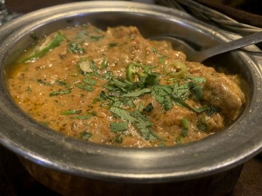 Koyun Karahi Restoran Tarzı Karahi Gosht Bakır pirinç kasesinde koyun eti körisi.
