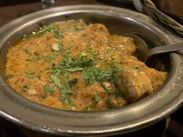 Koyun Karahi Restoran Tarzı Karahi Gosht Bakır pirinç kasesinde koyun eti körisi.