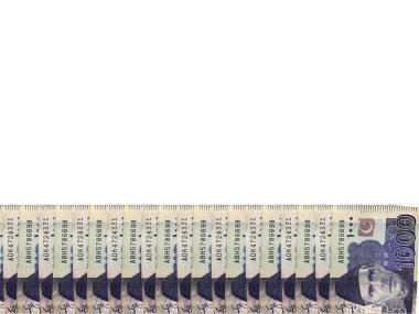 1000 bin rupi Pakistan Para Birimi Banknotu. Beyaz bir arka planda izole edilmiş. Boşluğu Sağa Kopyala.