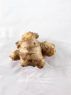 Taze Asya zencefilli rhizomu beyaz arkaplanda izole edildi.