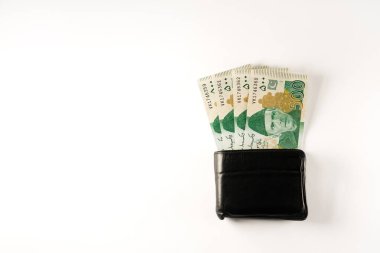 500 rupilik banknotlar siyah deri bir cüzdanla hizalanmış. Pakistan Devlet Bankası resmi para birimi notları 2024 beyaz arka planda izole edilmiş.