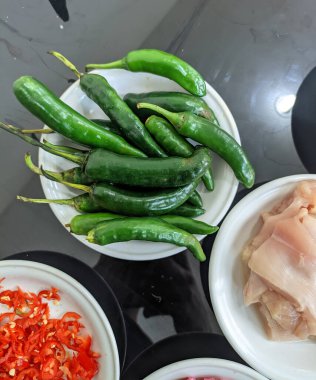 Baharatlı gıda malzemesi olarak büyük yeşil biber dilimleri blog fotoğrafları, makaleler, yemek tarifleri, sağlık vesaire için uygundur..