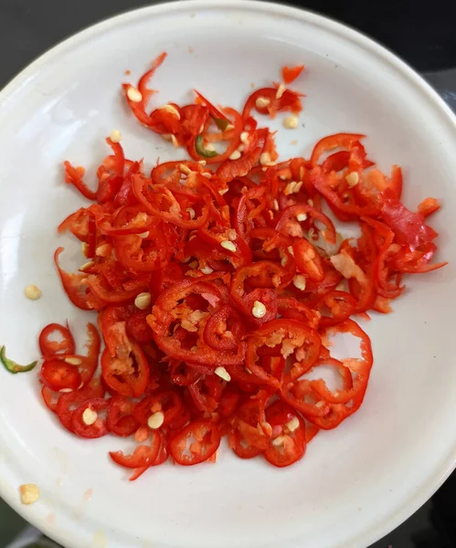Baharatlı gıda malzemesi olarak dilimlenmiş kırmızı biberler yemek çeşnisi için uygundur ve blog fotoğrafları, makaleler, yemek tarifleri, sağlık vesaire için iyidir.