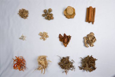beyaz arkaplanda kuru baharatlar