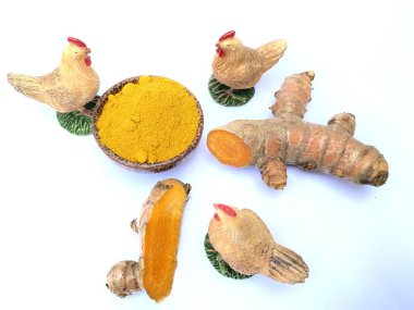 Curcuma longa (zerdeçal) kümes hayvanları için önemli sağlık faydaları, bağışıklık sisteminin geliştirilmesi, sindirim sağlığı ve hastalık direnci sunmaktadır. Antienflamatuar ve antioksidan özellikleri, tavuk ve kuşların genel refahına katkıda bulunur.