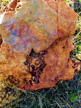 Bir kaya yığınına yakın.