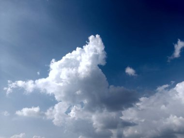 Beyaz gri ve siyah renkli bulutlar ve gökyüzü dokusu.