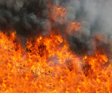 Gerçek alevlerle arkaplanı ateşle