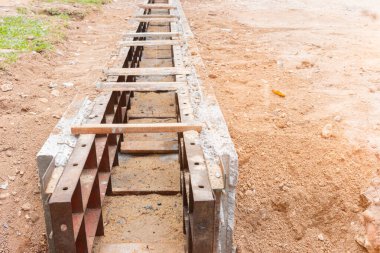 yoldaki inşaat alanındaki beton kanalizasyon oluğu