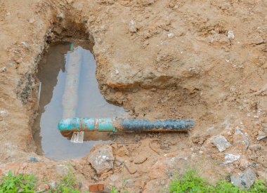 Yeraltında kırık plastik boru tesisatı.