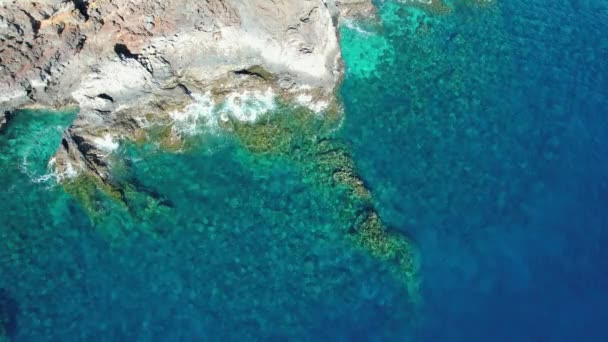 加那利群岛El Hierro岩石海岸附近清澈的蓝色海洋的俯瞰 静态无人机画面 美丽的天然海景和海岸 — 图库视频影像