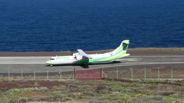 Passenger Propeller Aircraft Taxiing Runway Front Blue Ocean Atr 600 — Stockvideo