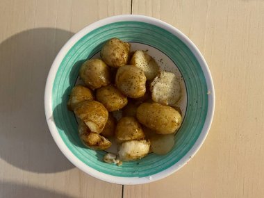 Patates salatası ve gölge.