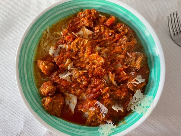 Patatesli Polenta, sosisli ragout ve peynirli.