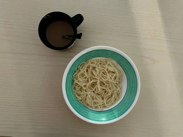 Тарелка Спагетти Чашка Арахисовым Соусом — стоковое фото