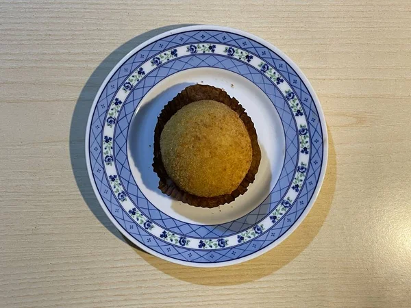 Masadaki tabakta pilav arancino var.