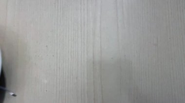 Ahşap masanın üstünde öksürük salatası olan insan eli servis tabağı.