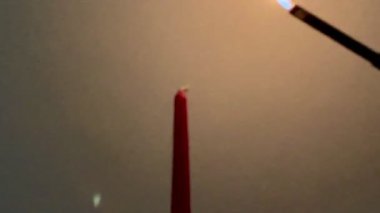 Kırmızı mumu çakmakla yakmaya çalış.