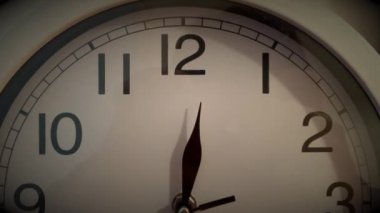 Beyaz analog yarım saat elleri vignette etkisi ile