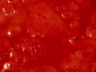 Kavanozda kaynayan kırmızı domates teri