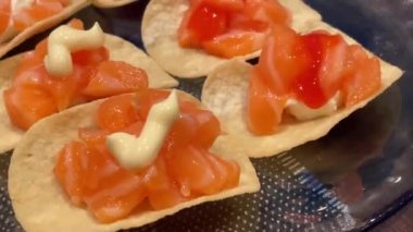 Çin suşi restoranında içi doldurulmuş taco dolu tabak.