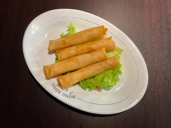 Bir tabak Japon karidesi çıtır çıtır hamurda.