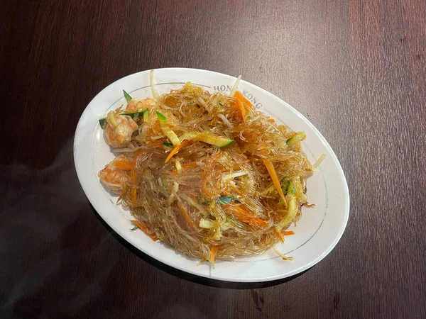 Sebzeli ve karidesli Çin soya eriştesi.