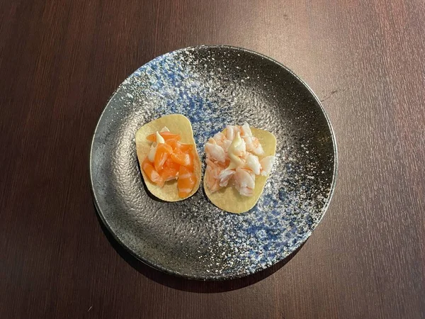 Somon ve karidesli taco.