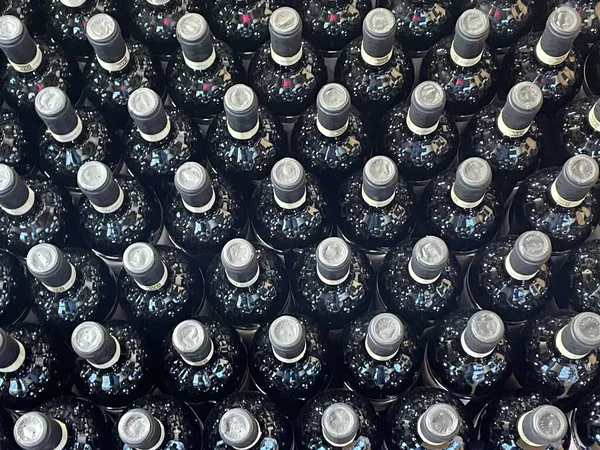 Büyük bir şarap şişesi grubu.