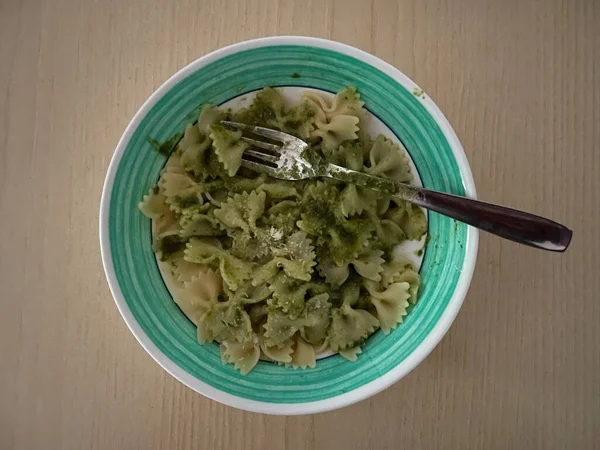 Yeşil şam fıstığı pesto soslu İtalyan makarnası.