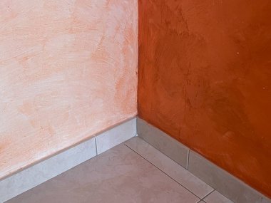 Ev duvarı köşesi iki renk.