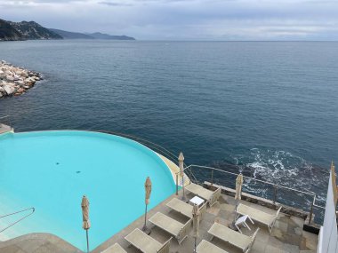 Ligurian denizinde büyük mavi yüzme havuzu