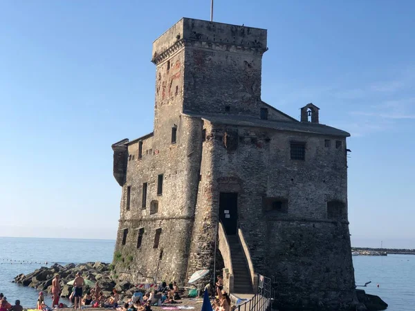 Güzel ortaçağ taş kalesi mavi gökyüzü ile Rapallo denizinde