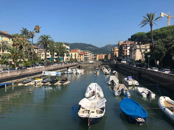 Küçük tekneleri olan bir liman.