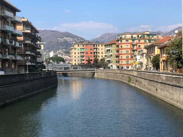 Rapallo şehrinde nehir botu