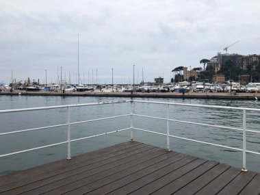 Rapallo 'nun deniz kıyılarının panoramik manzarası için güvenlik korkuluğu ile gözlem noktası